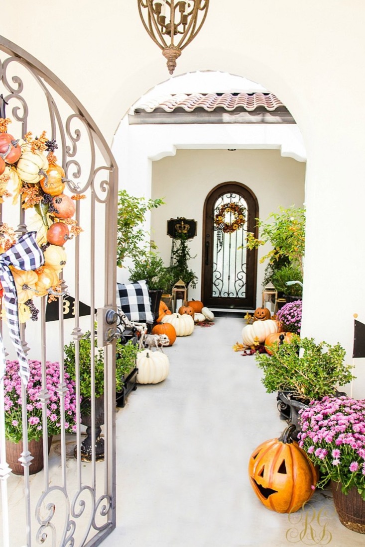 17 Cozy Fall Front Porch Decorating Ideas That Welcome Guests