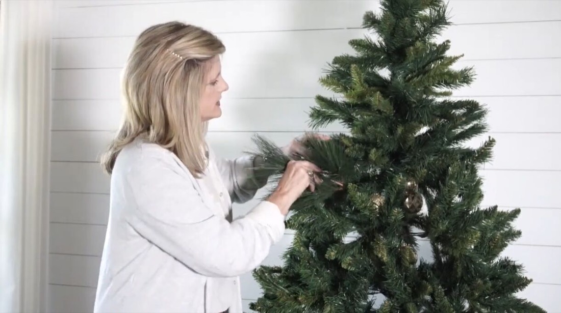 How to Make an Inexpensive Christmas Tree Look Full and Expensive